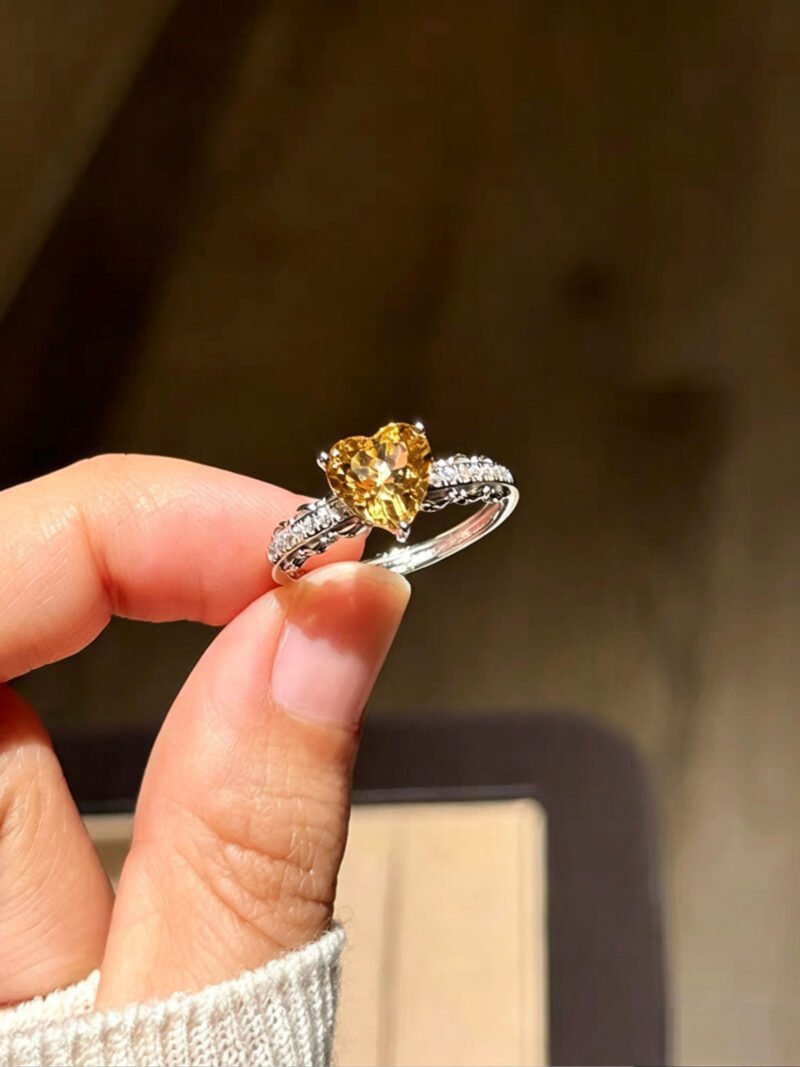 Heart-shaped citrine ring, adjustable size in silver.